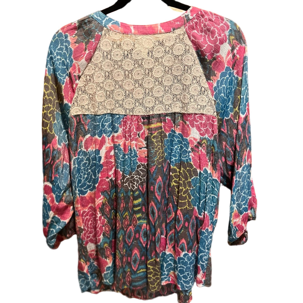 343. WOMENS FIG & FLOWER 2X DETAIL TOP - Picture 5 of 5